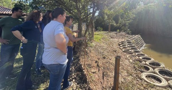 Após denúncia de moradores, Prefeitura de Cachoeirinha limpa Arroio Sapucaia
