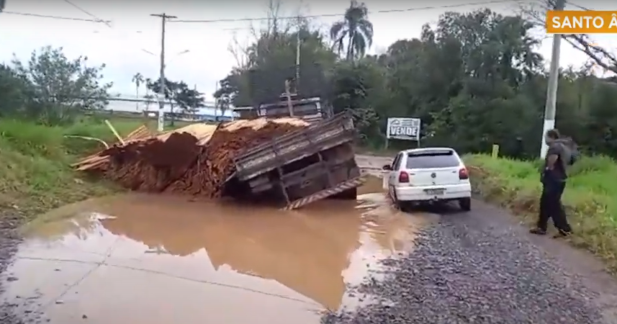 São dezenas de caminhões carregados com entulhos que transitam diariamente pela Estrada Abel de Souza Rosa.