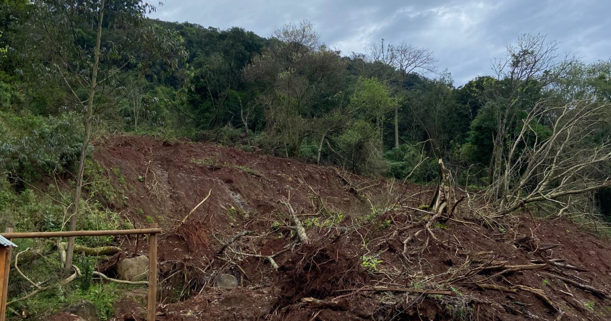 Encosta que desabou e soterrou o terreiro, que corre o risco de voltar a desmoronar.