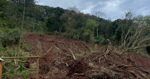 Comissão cobra prefeitura de Feliz sobre retirada de lama e proteção contra deslizamento para centro religioso