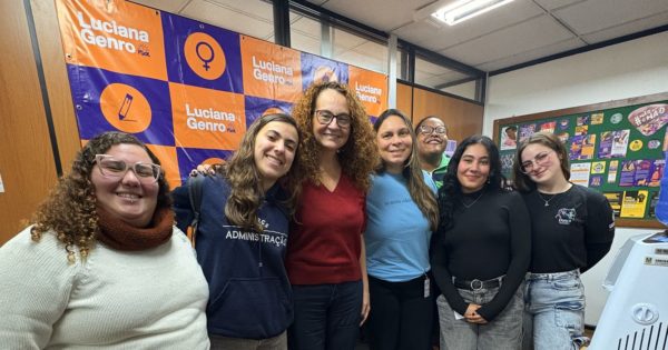 Luciana Genro recebe demandas de estudantes da UERGS sobre problemas estruturais da universidade