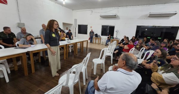 Deputada Luciana Genro participa de assembleia do SIMTRI e apoia luta por reajuste aos municipários de Triunfo