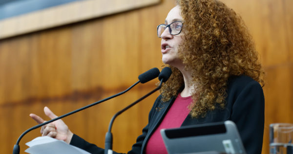 Deputada Luciana Genro cobra que agressores de mulheres com medida protetiva usem tornozeleira eletrônica
