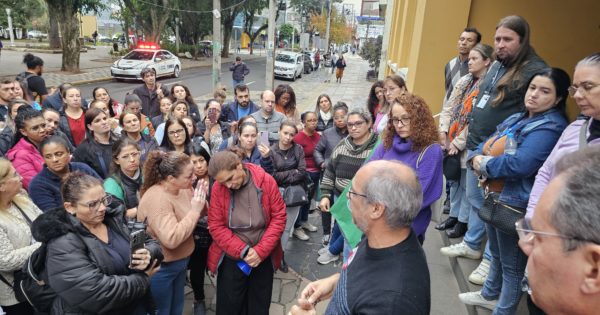 Canoas: Luciana Genro apoia trabalhadores em luta contra extinção da Fundação Municipal de Saúde