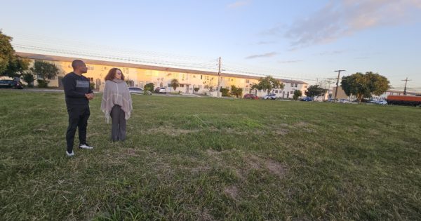Pelotas: Luciana Genro visita praça e se compromete a destinar emenda para construção de espaços de lazer no bairro Querência
