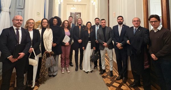 Em reunião com secretário de Segurança, Luciana Genro sugere que governo apresente projeto de lei sobre câmeras nas fardas