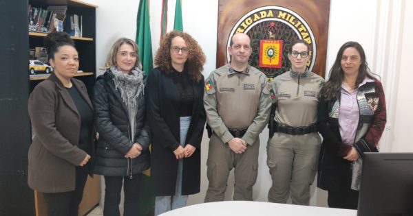 Deputadas do PSOL realizam visita técnica à Patrulha Maria da Penha para discutir ações de enfrentamento ao feminicídio no RS