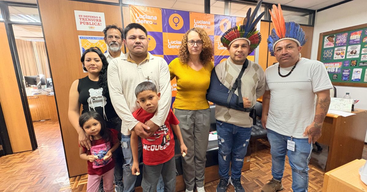 Representantes da comunidade foram ao gabinete da deputada Luciana Genro.
