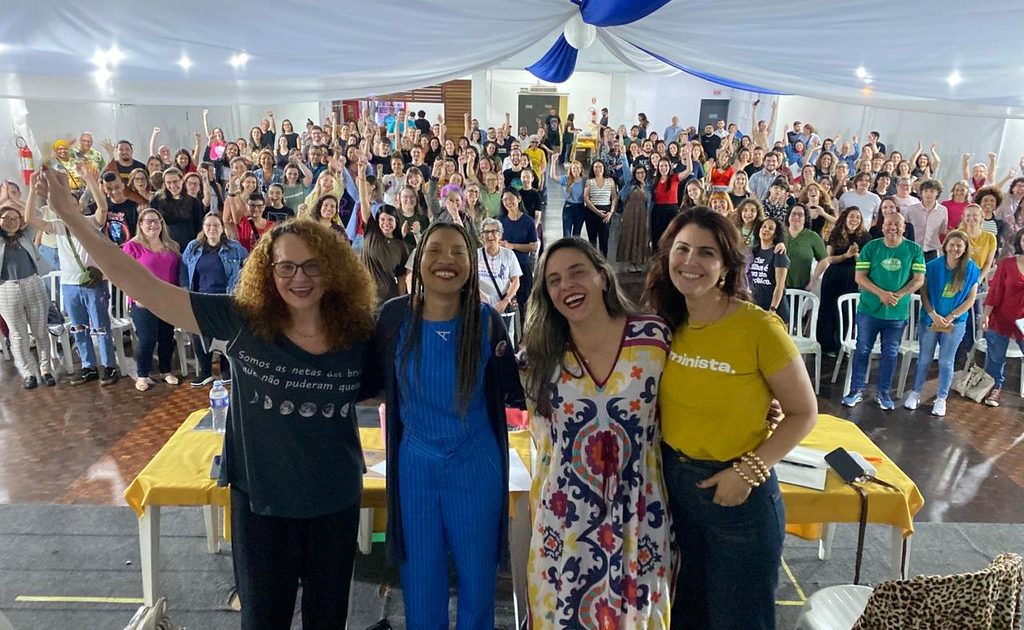 Clube Comercial ficou lotado para ouvir as quatro políticas.