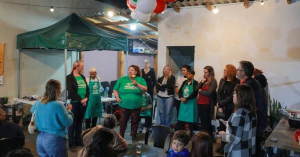 Luciana Genro celebra inauguração de cozinha solidária da Associação de Mulheres Emergentes da Enchente na Zona Norte de Porto Alegre