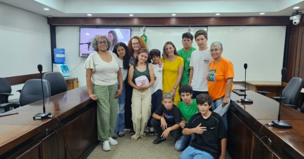 Luciana Genro recebe demandas de ensino técnico em Agroecologia e turno integral em escola rural de Alegrete