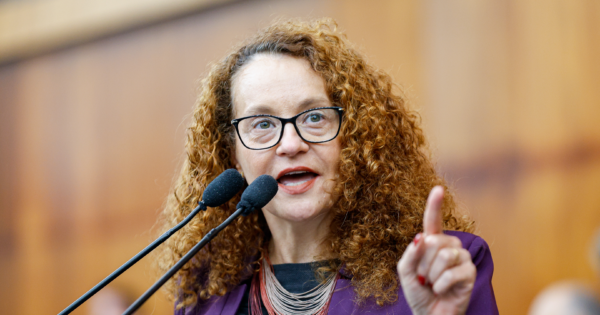 Luciana Genro cobra avanço na convocação de aprovados em concurso para FASE