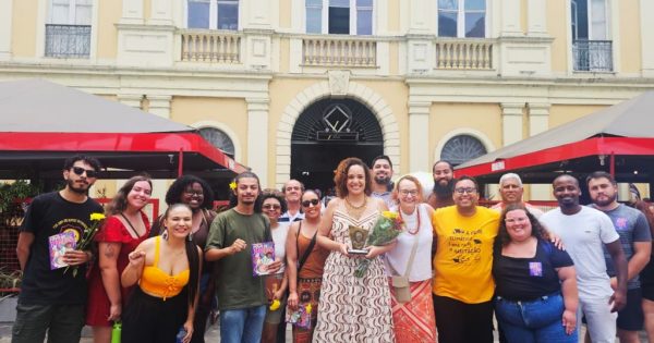 Luciana Genro homenageia historiadora e professora Fernanda Oliveira, que ajudou a escrever o enredo da Portela de 2026