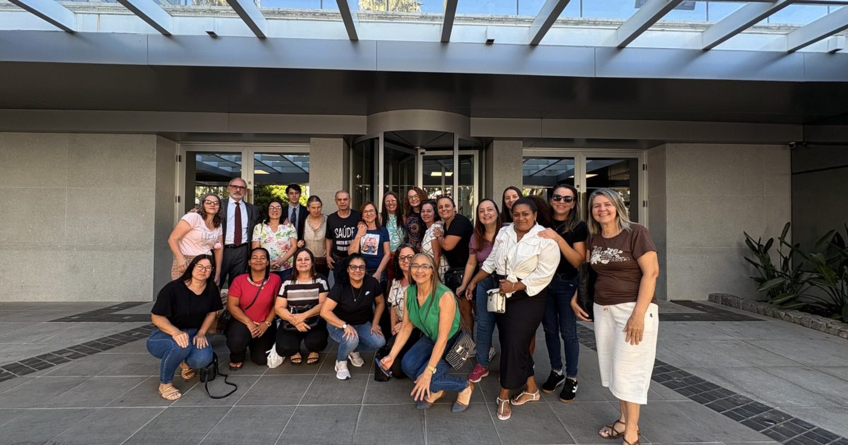 Luciana Genro e as trabalhadoras celebraram em frente ao TCE após a decisão.