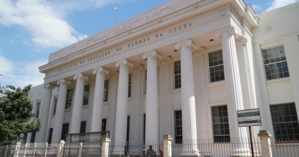 Luciana Genro cobra explicações da Secretaria da Educação sobre fechamento de turmas do 9º ano no IE