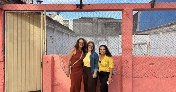 Luciana Genro visita escola estadual e se compromete com verba para cobertura da quadra de esportes