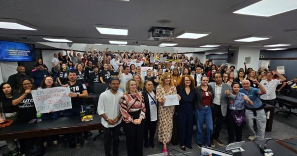 Crise na educação de Canoas: Luciana Genro confronta dados da prefeitura e denuncia desvio de função nas escolas