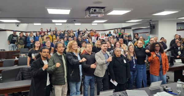 Por iniciativa de Luciana Genro, Comissão de Direitos Humanos solicita reunião com prefeito de Canoas sobre greve dos professores