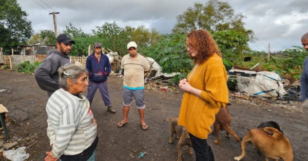 Luciana Genro visita a Vila Dique e articula acolhimento de animais abandonados