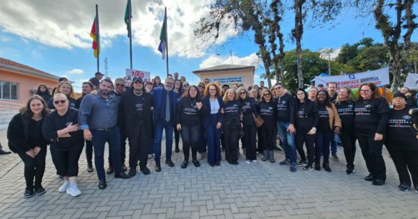 Luciana Genro apoia servidores de Nova Santa Rita em mobilização contra reforma da previdência
