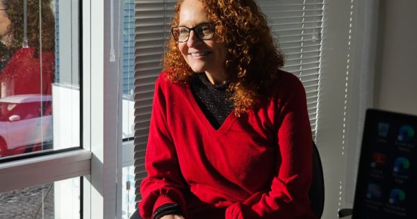 Projetos de Luciana Genro em defesa da dignidade menstrual avançam na Assembleia