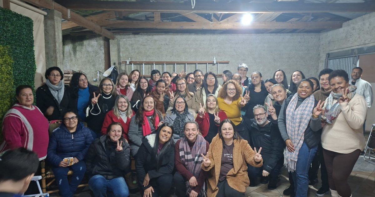 Deputada celebrou a vitória ao lado das trabalhadoras.