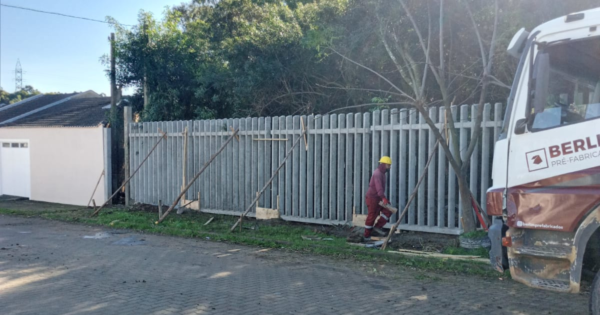 Vitória em Cachoeirinha: após cobrança de Luciana Genro, prefeitura retoma cercamento de terreno ao lado de escola no Jardim do Bosque